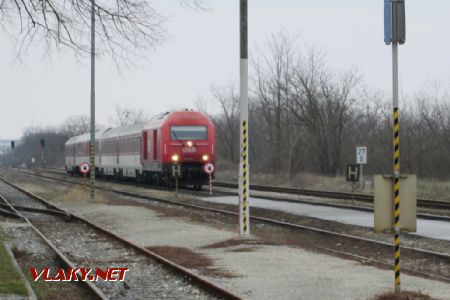 25.03.2018 - Schönfeld-Lassee, súprava REX 2520 s vozňami do Košíc vchádza do stanice © Juraj Földes
