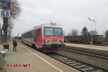 25.03.2018 - Siebenbrunn-Leopoldsdorf, osobný vlak z Marcheggu do Viedne - 5047.049-1 © Juraj Földes 