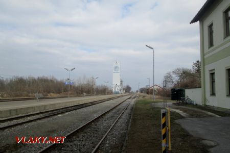 25.03.2018 - Raasdorf, stanica, pohľad k Marcheggu aj so silážnou vežou © Juraj Földes