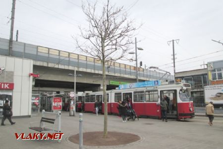 04.04.2018 - Viedeň, stanica Simmering, prestup na električky liniek 6 a 71 © Juraj Földes 