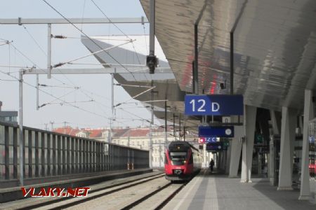 04.04.2018 - Viedeň, Hauptbahnhof, iný Talent pri nástupišti 12 © Juraj Földes 
