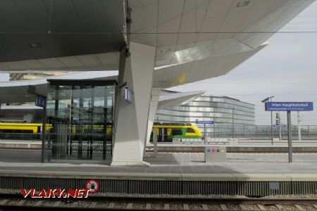04.04.2018 - Viedeň, Hauptbahnhof, do stanice vchádza Desiro ML GYSEVu ''Ventus'' od Siemensu © Juraj Földes 