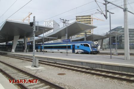 04.04.2018 - Viedeň, Hauptbahnhof, RJ 74 vo farbách ČD pôjde do Prahy © Juraj Földes 