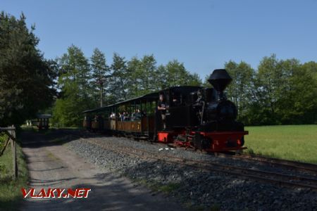 5.5.2018 – Vlak s lokomotivou DR 99.3312 opouští stanici Mlýnek © Pavel Stejskal