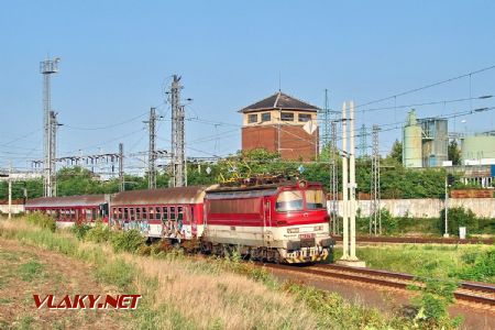 240.075 s osobným vlakom vychádza z Trnavy po preložke z roku 2005; 24.8.2012 © Marko