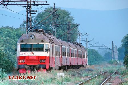 Jedntka 560.013/14 s osobným vlakom do Trnavy vchádza do Šelpíc; 24.8.2006 © Marko