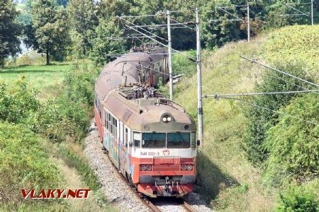 Jednotka 560.033/34 s osobným vlakom do Trnavy prechádza okolo priehrady pri Bolerázi; 26.8.2006 © Marko