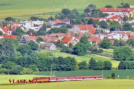 Osobný vlak Trnava - Kúty odchádza z Bíňoviec smerom k Smoleniciam; 12.6.2015 © Marko