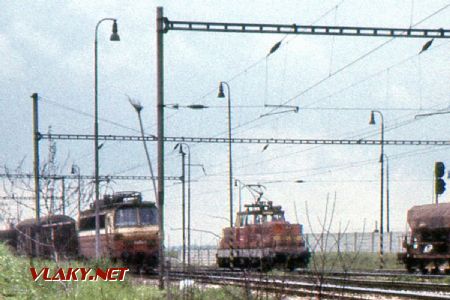 Nákladný vlak vchádza do Smoleníc a pre jeho ďalšiu jazdu k tunelu sa už chystá postrk; jar 1990 © Marko