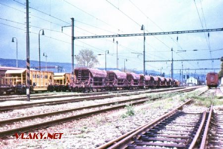 Na jar 1990 sa pri Trstíne ešte nakladali štrkom z Bukovej vozne traťového hospodárstva © Marko