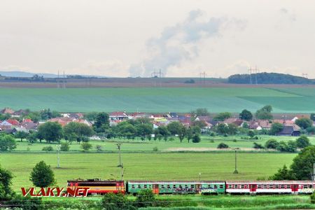 Osobnému vlaku vychádzajúcemu zo Smoleníc smerom na Bukovú tvorí kulisu para z atómovej elektrárne; 13.5.2014 © Marko