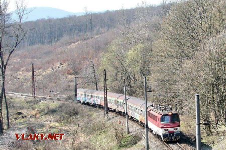 240.129 čaká ešte niekoľko sto metrov k tunelu a potom to už pôjde až do Jablonice dolu z kopca; 7.4.2018 © Marko