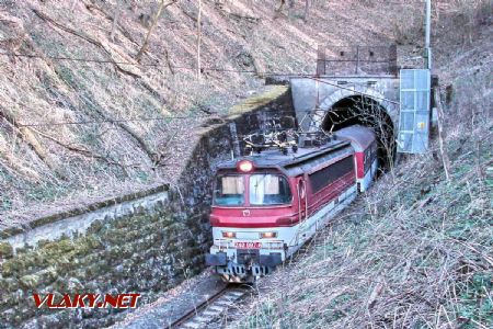 240.097 vychádza z tunela smerom k Bukovej; 7.4.2018 © Marko