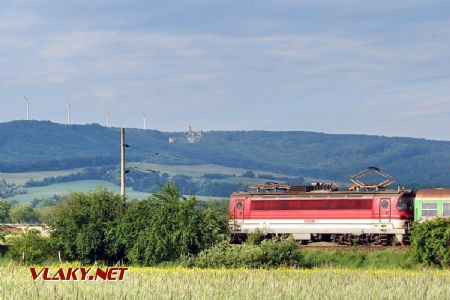 Zrúcanina Korlátka, ''vrtuľky'' a 240.013 s osobným vlakom do Trnavy pri Jablonici; 30.5.2015 © Marko