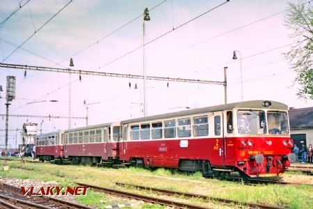 Pravidelný MOs 2631 Kúty - Jablonica v zložení 810.660 s 011.238 a 011.271 dorazil do Jablonice; 3.5.1997 © Marko