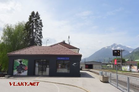 Jenbach, prodejna sloužící současně úzkokolejce a autobusovému nádraží, 29.4.2018 © Jiří Mazal