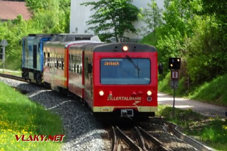 Vratná souprava s lokomotivou D16 přijíždí do Rotholzu, 29.4.2018 © Jiří Mazal