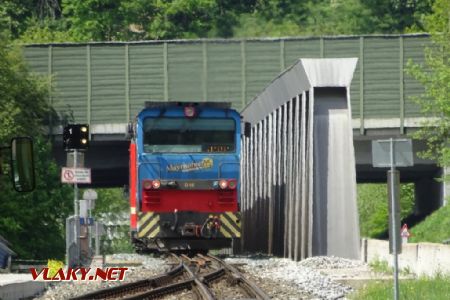Vratná souprava s lokomotivou D16 přijíždí po mostě do Rotholzu ve směru z Jenbachu, 29.4.2018 © Jiří Mazal