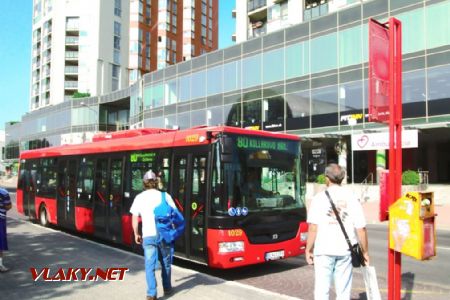 05.06.2018 - stanica Bratislava-Petržalka, autobus do centra stojí pred budovou © Juraj Földes