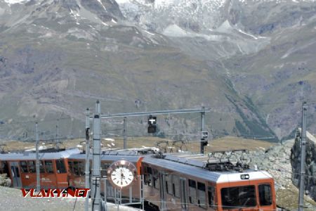 18.06.2017 – Gornergrat, další z vlaků GGB přiváží turisty na vrchol © Pavel Stejskal