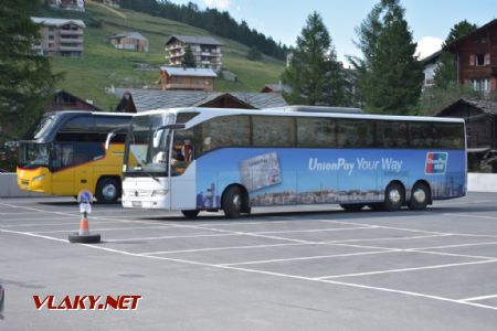 20.06.2017 – Saas-Fee, náš autobus ve společnosti vozu Postbusu © Pavel Stejskal
