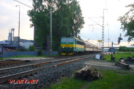 Osobný vlak s 162 006-1 vchádza na priecestie, 11.06.2018 © František Sakalik