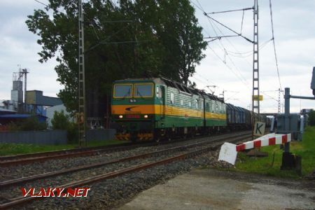 Nákladný vlak v čele so sekciou 131 014-3 vchádza na priecestie, 14.06.2018 © František Sakalik