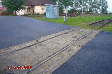 Koľaj vlečky s pôvodnou priecestnou konštrukciou, 18.06.2018 © František Sakalik