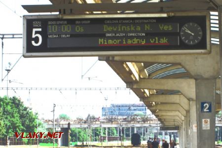 17.6.2018 - Bratislava-Petržalka, na 2. nástupišti čakáme na pristavenie vlaku © Juraj Földes
