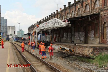 27.06.2018 - Brno hl.n.: trhání kolejí u rampy památkově chráněného skladiště © Milan Vojtek