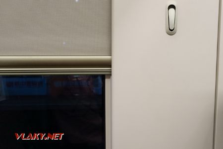 CRH400AF - okno so sťahovacou roletou a vešiačik; xx.06.2018 © Ing. František Smatana
