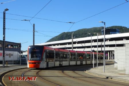 Tramvaj Variotram u zast. Nonneseteren, v pozadí autobusové nádraží, 2.7.2018 © Jiří Mazal