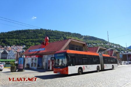 Bergen, trolejbus typu Neoplan N6321 na konečné Strandkaiterminalen, 2.7.2018 © Jiří Mazal