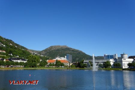 Bergen, jezero Lille Lungegårdsvannet s vrcholem Ulriken, 2.7.2018 © Jiří Mazal