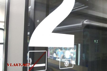 17.07.2018 - Bratislava hlavná stanica: vozeň Bmz 61 56 21-70 102-3, dvere do kupé © Juraj Földes