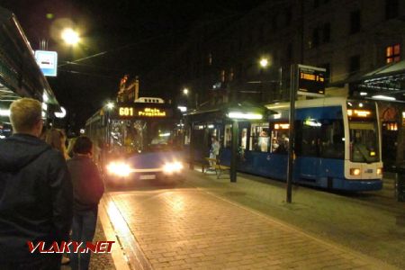 06.07.2018 – Krakov: přestupní uzel Dworzec Główny, na půlnoc se sjíždějí různé tramvaje a autobusy © Dominik Havel