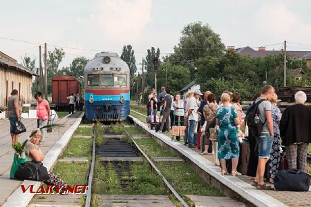 Jún 2018 – Berehovo, ľud čakajúci na rýchlik © Tomáš Votava