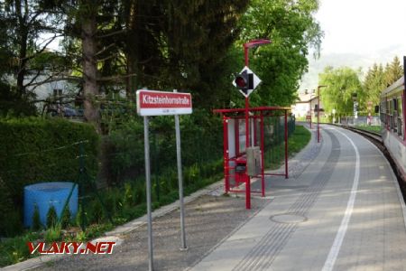 Zastávka Kitzsteinhornstrasse s viditelným poptávacím zařízením pro zastavení vlaku, 28.4.2018 © Jiří Mazal