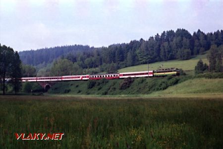 Stroj 162.047 s vlakem IC Jan Perner na staré trati u Dlouhé Třebové.dne 25.4.1994 © P.Stejskal