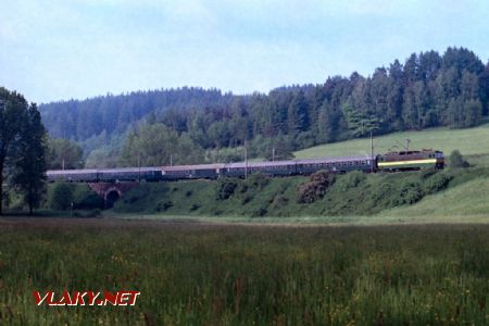 Stroj 163.025 s osobním vlakem na staré trati u Dlouhé Třebové dne 25.4.1994 © Pavel Stejskal