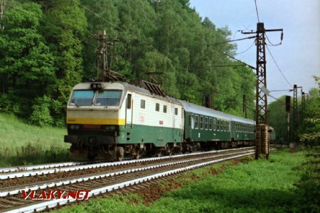 Rychlík v čele s lokomotivou 150.002 opouští Dlouhou Třebovou dne 25.4.1994 © Pavel Stejskal