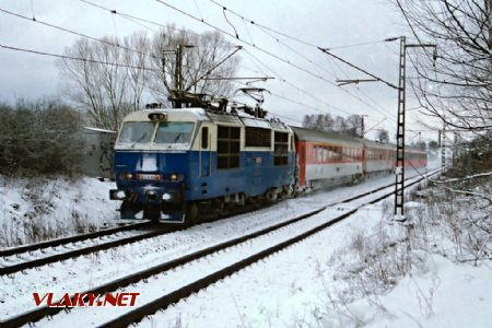 Lokomotiva 350.011 v čele EC 71 právě minula přejezd polní cesty.dne 23.2.2001 © Pavel Stejskal