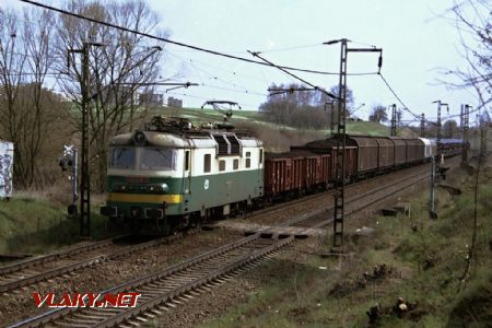 Nákladní vlak s lokomotivou 130.038 na přejezdu mezi odb. Parník a D.Třebová dne 24.4.2001 © Pavel Stejskal