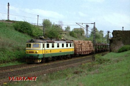 Nákladní vlak s lokomotivou 181.072, vpravo je zbytek Beranova mostu dne 5.5.2001 © Pavel Stejskal
