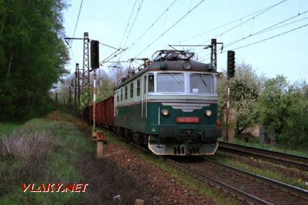 Okolo vjezdových návěstidel do Dlouhé Třebové projíždí 180.002 dne 5.5.2001 © Pavel Stejskal