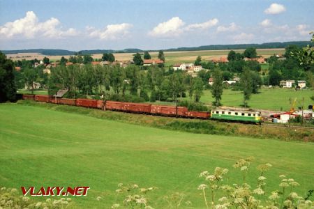 Nákladní vlak opouští D.Třebovou. V pozadí je staveniště nové trati dne 3.8.2002 © Pavel Stejskal