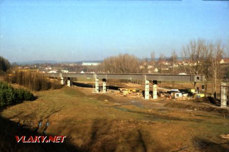 Nasouvání ocelové konstrukce estakády dne 8.12.2002 © Pavel Stejskal