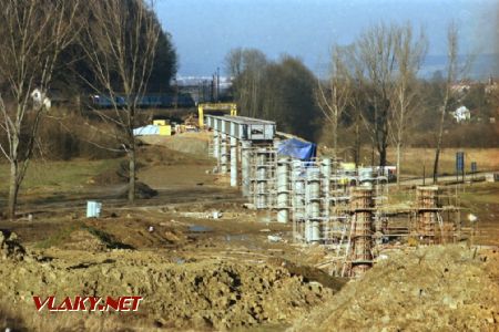 Staveniště estakády s dokončenými pilíři dne 8.12.2002 © Pavel Stejskal