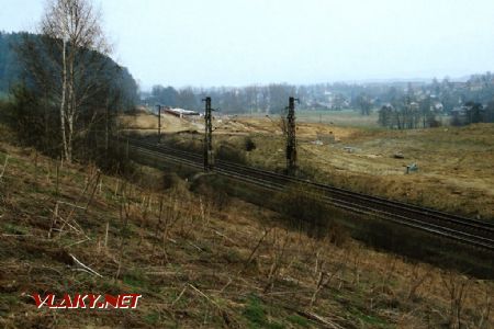 Pohled na starou trať, v pozadí stavba estakády a nové trati dne 18.4.2003 © Pavel Stejskal