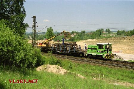 Snášení trolejí a stožárů na 2 traťové koleji dne 30.5.2003 © Pavel Stejskal